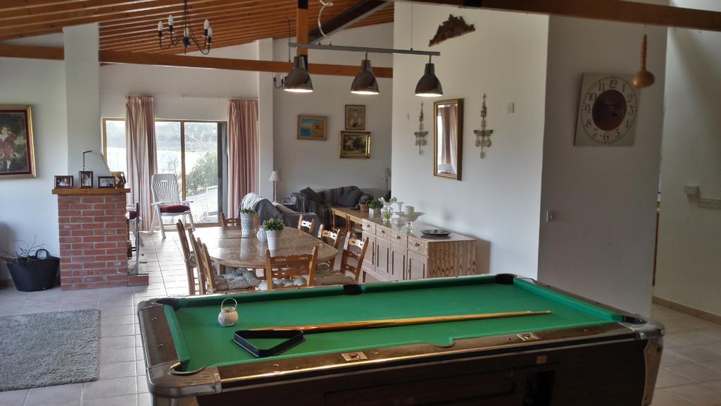 Villa In Moniatis Стая снимка