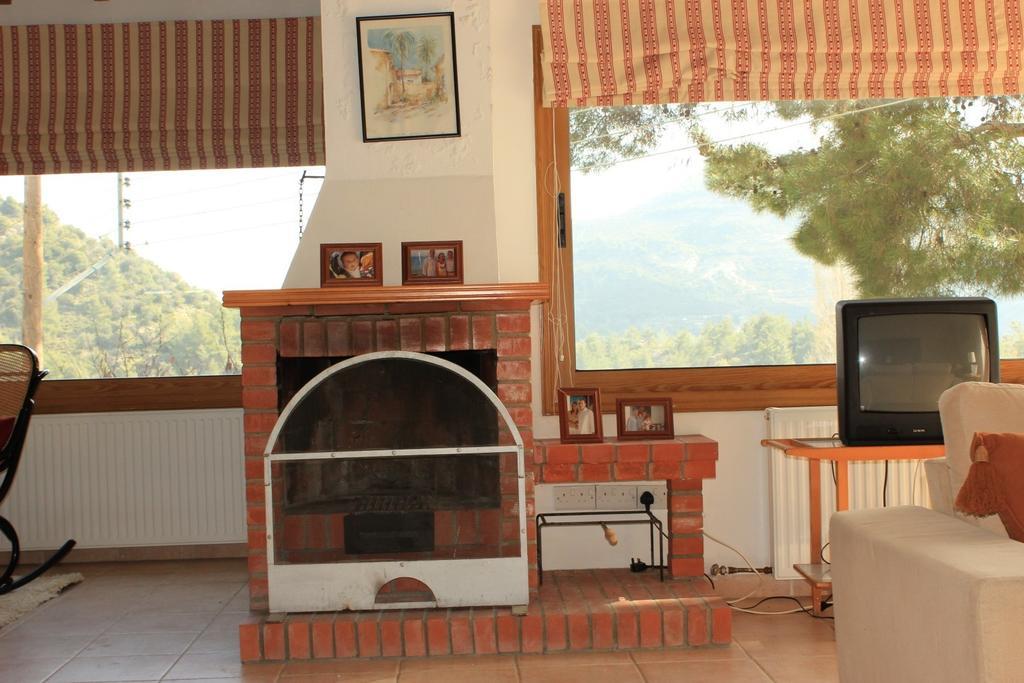 Villa In Moniatis Стая снимка